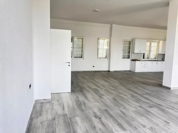 Tirane, jepet me qera apartament 4+1 Kati 1, 250 m² 750 € (Paskuqan)