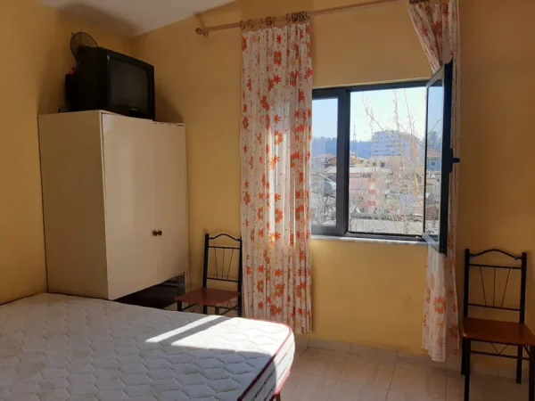 Tirane, jepet me qera apartament 2+1 Kati 2, 30 m² 200 € (Qytet Studenti)