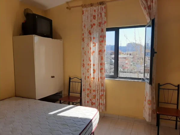 Tirane, jepet me qera apartament 2+1 Kati 2, 30 m² 200 € (Qytet Studenti)