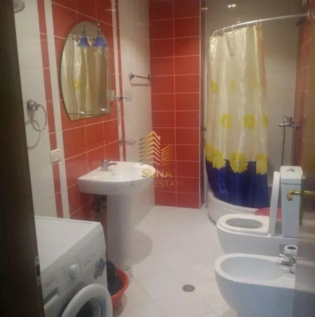 Tirane, jepet me qera apartament 1+1+Ballkon Kati 3, 74 m² 450 € (Ish Parku i Autobuzave)