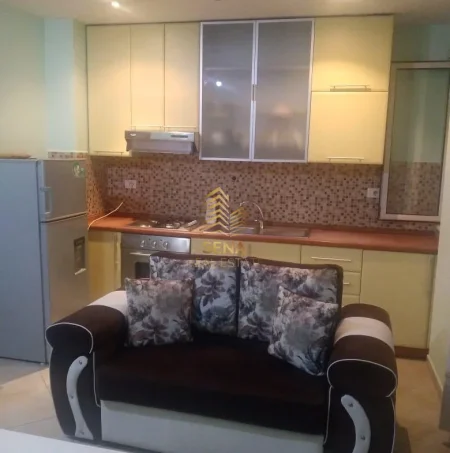 Tirane, jepet me qera apartament 1+1+Ballkon Kati 3, 74 m² 450 € (Ish Parku i Autobuzave)