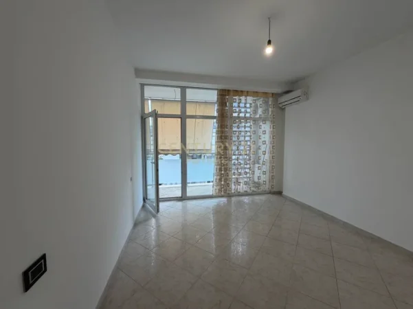 Tirane, jepet me qera apartament 1+1 Kati 11, 98 m² 700 € (Pazari i Ri)