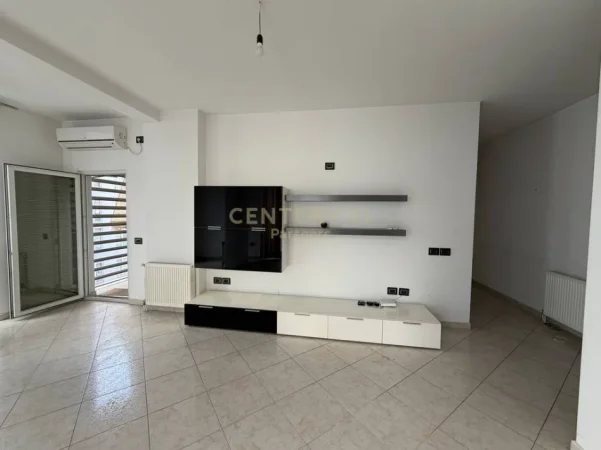 Tirane, jepet me qera apartament 1+1 Kati 11, 98 m² 700 € (Pazari i Ri)