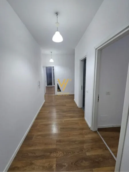 Tirane, jepet me qera zyre Kati 1, 166 m² 1.350 € (KOMUNA E PARISIT)