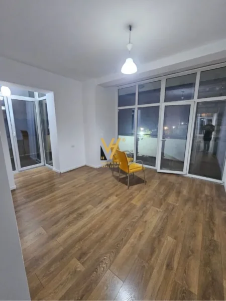Tirane, jepet me qera zyre Kati 1, 166 m² 1.350 € (KOMUNA E PARISIT)