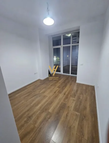 Tirane, jepet me qera zyre Kati 1, 166 m² 1.350 € (KOMUNA E PARISIT)