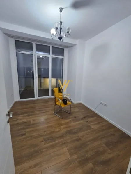 Tirane, jepet me qera zyre Kati 1, 166 m² 1.350 € (KOMUNA E PARISIT)