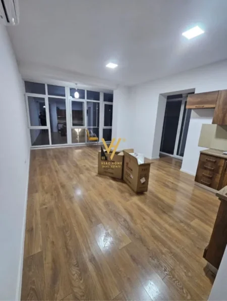 Tirane, jepet me qera zyre Kati 1, 166 m² 1.350 € (KOMUNA E PARISIT)