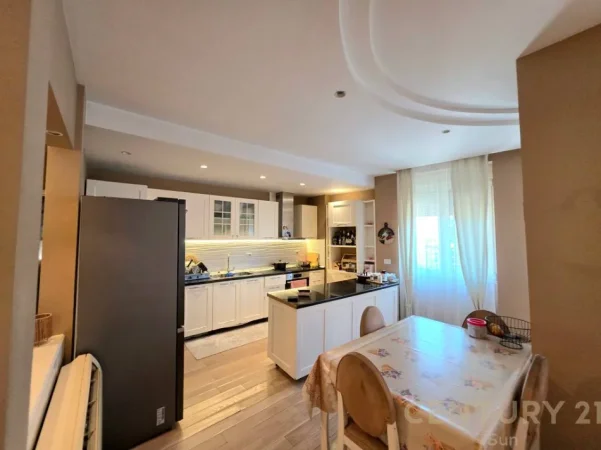 Tirane, shitet apartament 3+1+Ballkon Kati 7, 308 m² 550.000 € (liqeni i tiranes)