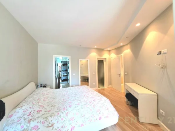 Tirane, shitet apartament 3+1+Ballkon Kati 7, 308 m² 550.000 € (liqeni i tiranes)