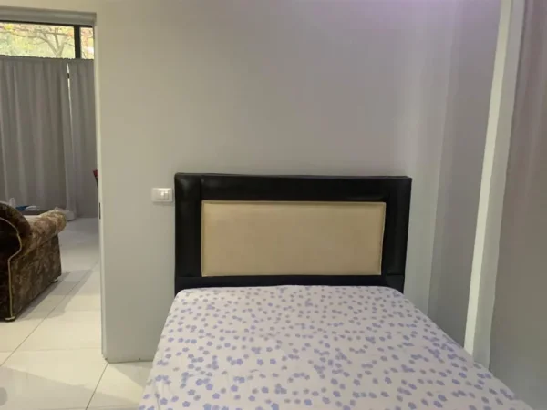 Tirane, jepet me qera apartament 2+1 Kati 1, 100 m² 300 € (Yzberisht)