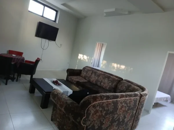 Tirane, jepet me qera apartament 2+1 Kati 1, 100 m² 300 € (Yzberisht)