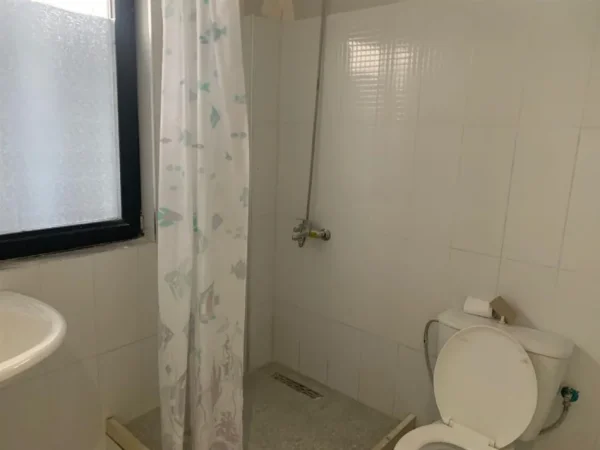 Tirane, jepet me qera apartament 2+1 Kati 1, 100 m² 300 € (Yzberisht)