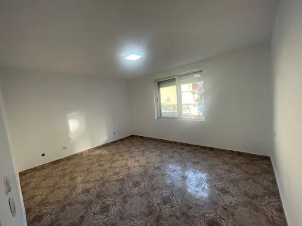 Tirane, jepet me qera apartament 2+1+Aneks+Ballkon Kati 3, 500 € (medreseja)