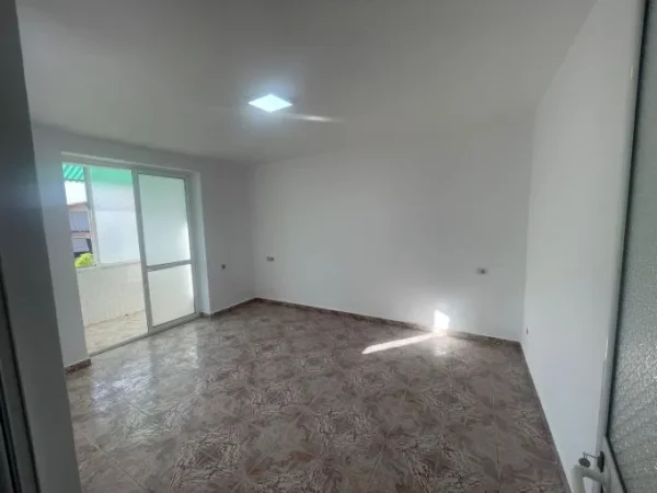 Tirane, jepet me qera apartament 2+1+Aneks+Ballkon Kati 3, 500 € (ish stacioni i trenit)