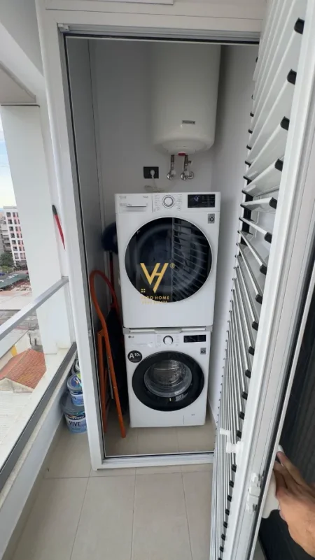 Tirane, jepet me qera apartament 1+1+Ballkon Kati 8, 65 m² 820 € (PORCELAN)