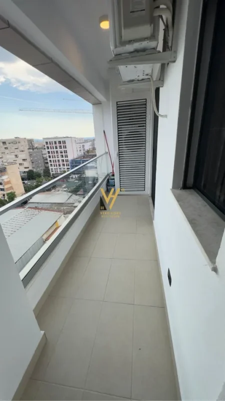 Tirane, jepet me qera apartament 1+1+Ballkon Kati 8, 65 m² 820 € (PORCELAN)