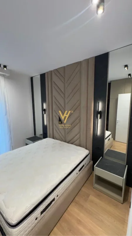 Tirane, jepet me qera apartament 1+1+Ballkon Kati 8, 65 m² 820 € (PORCELAN)