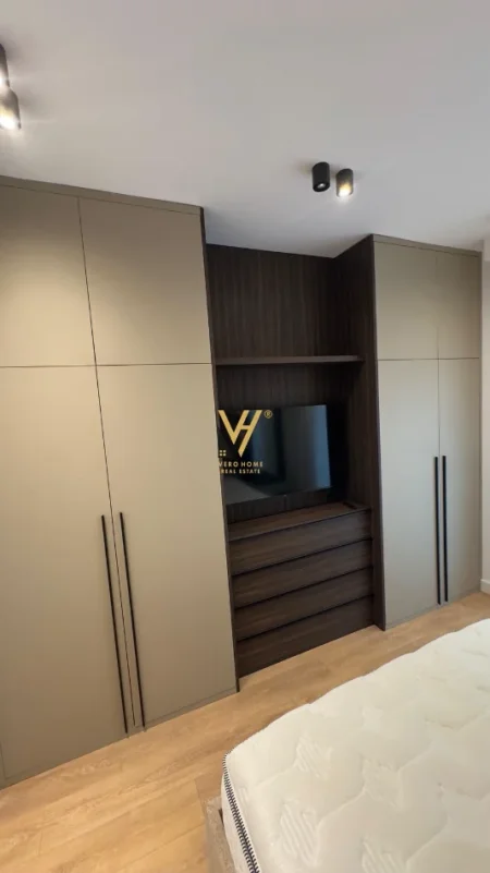 Tirane, jepet me qera apartament 1+1+Ballkon Kati 8, 65 m² 820 € (PORCELAN)
