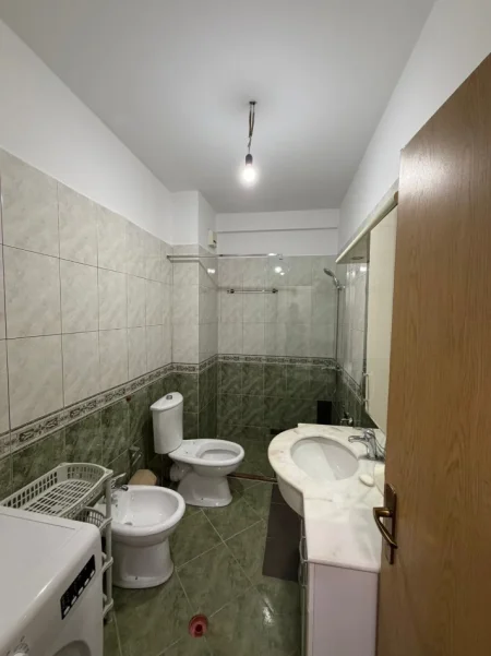 Tirane, jepet me qera 2+1 , 