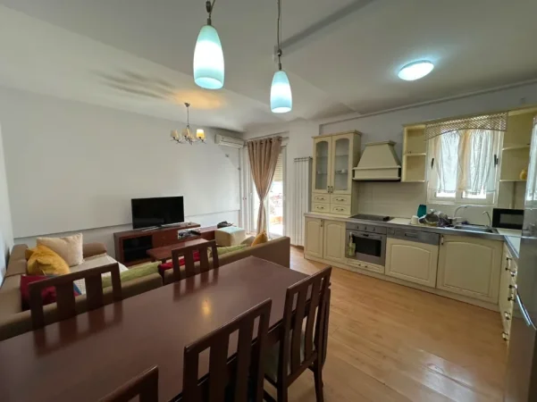 Tirane, jepet me qera apartament 2+1 Kati 4, 100 m² 450 € (Fresku)