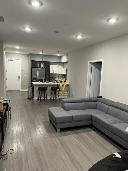 Tirane, jepet me qera apartament 1+1+Ballkon Kati 4, 70 m² 600 € (SAUK)