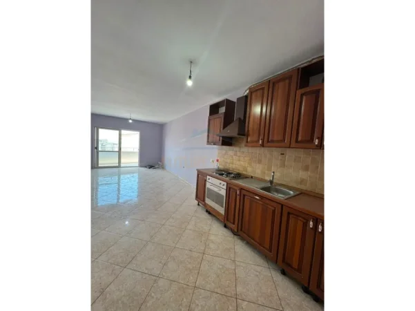Tirane, shitet apartament 1+1 Kati 5, 86 m² 112.000 € (FRESK)