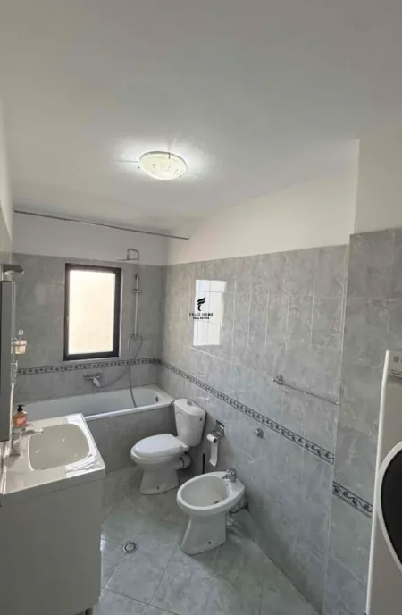 Tirane, jepet me qera apartament 2+1 Kati 4, 97 m² 650 € (ISH PARKU)