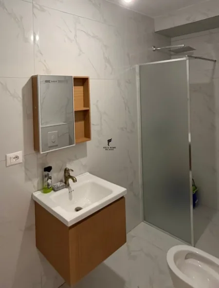 Tirane, jepet me qera apartament 1+1 Kati 5, 70 m² 650 € (BLLOKU)