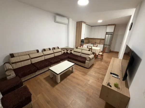 Tirane, jepet me qera apartament 2+1+Ballkon Kati 1, 87 m² 400 € (Uzina e Autotraktorëve)
