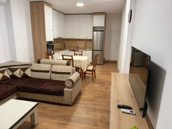 Tirane, jepet me qera apartament 2+1+Ballkon Kati 1, 87 m² 400 € (Uzina e Autotraktorëve)