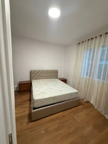 Tirane, jepet me qera apartament 2+1+Ballkon Kati 1, 87 m² 400 € (Uzina e Autotraktorëve)