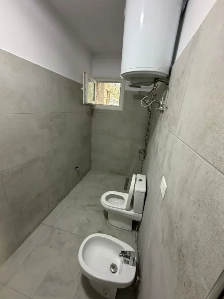 Tirane, jepet me qera apartament 2+1+Ballkon Kati 1, 87 m² 400 € (Uzina e Autotraktorëve)