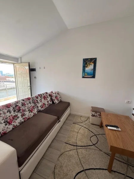 Tirane, jepet me qera apartament 1+1 Kati 3, 60 m² 350 € (Rruga 5 Maji)