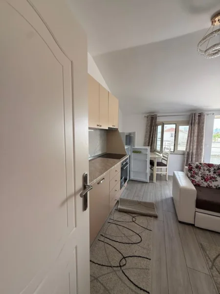 Tirane, jepet me qera apartament 1+1 Kati 3, 60 m² 350 € (Rruga 5 Maji)