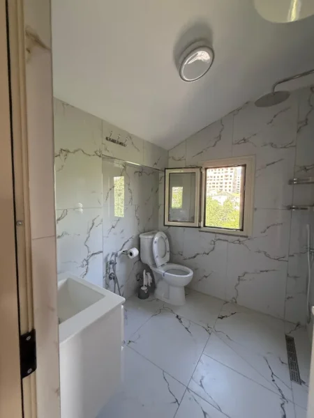 Tirane, jepet me qera apartament 1+1 Kati 3, 60 m² 350 € (Rruga 5 Maji)