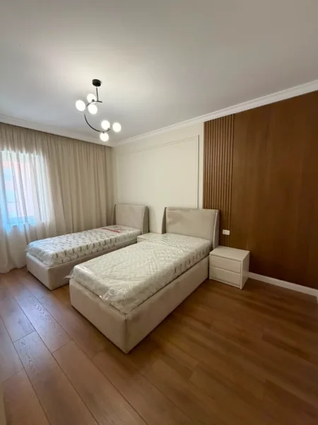 Tirane, jepet me qera apartament 2+1+Ballkon , 122 m² 1.400 € (Kompleksi Delijorgji)