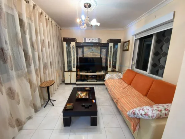 Tirane, jepet me qera apartament 2+1 Kati 1, 85 m² 600 € (rruga elbasanit ngjit me town town)