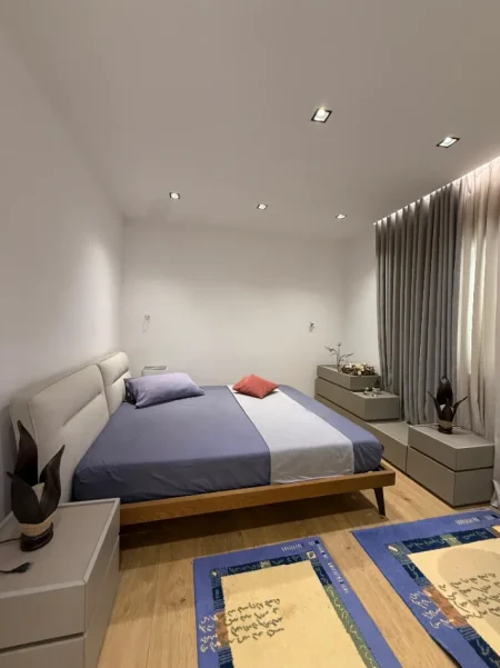 Tirane, jepet me qera apartament 2+1+Ballkon , 100 m² 950 € (Qender, Tregu Cam)