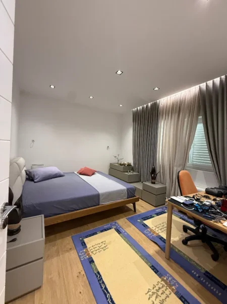 Tirane, jepet me qira Apartament Modern 2+1 , 950 €, 📍Qender, Tregu Cam