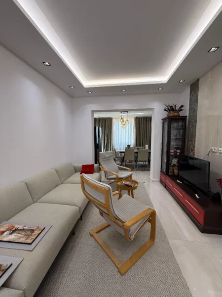 Tirane, jepet me qira Apartament Modern 2+1 , 950 €, 📍Qender, Tregu Cam