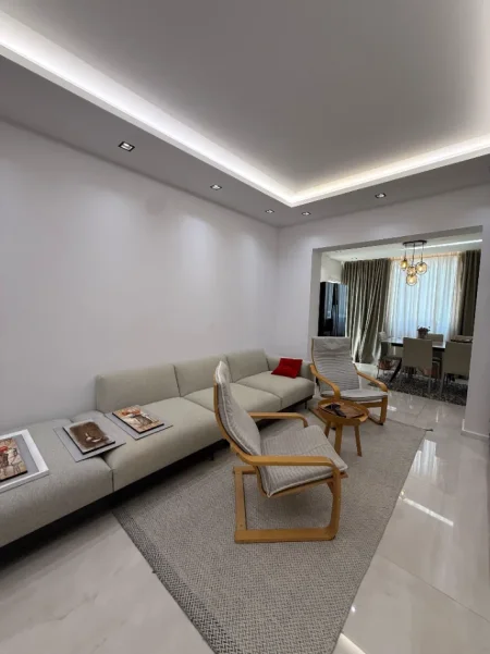 Tirane, jepet me qira Apartament Modern 2+1 , 950 €, 📍Qender, Tregu Cam
