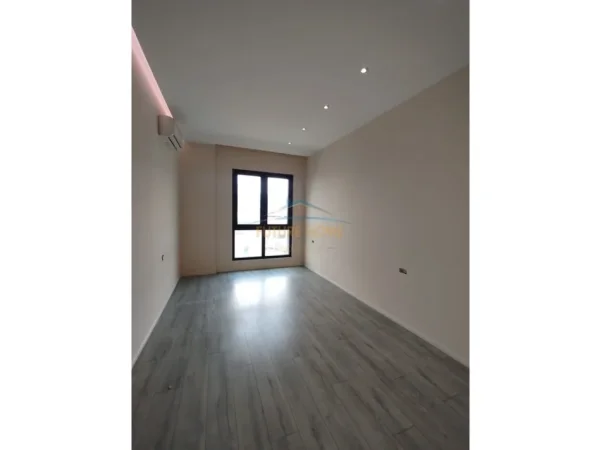 Tirane, jepet me qera ambjent biznesi Kati 7, 103 m² 1.000 € (square 21)