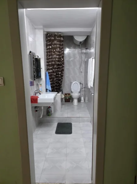 Tirane, jepet me qera apartament 2+1+Aneks+Ballkon Kati 2, 100 m² 650 € (P. N. Luarasi)