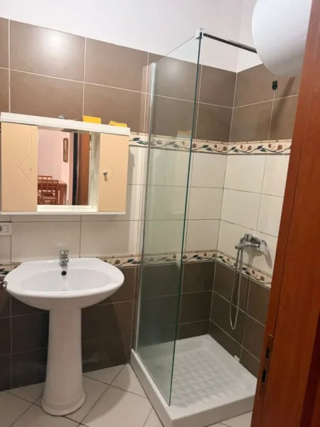 Tirane, jepet me qera apartament 1+1 Kati 2, 60 m² 380 € (Yzberisht)