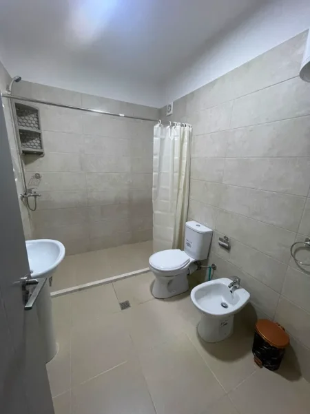 Tirane, jepet me qera apartament 2+1+Ballkon Kati 1, 96 m² 580 € (Sadaudin Bekteshi, fundi i rrugës 5 Maji)
