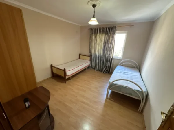 Tirane, jepet me qera apartament Kati 3, 90 m² 400 € (Kinostudio prane Tv Klan)