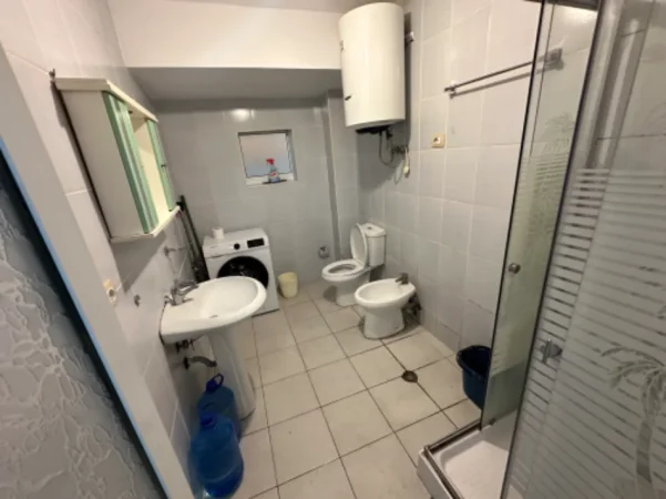 Tirane, jepet me qera apartament Kati 3, 90 m² 400 € (Kinostudio prane Tv Klan)