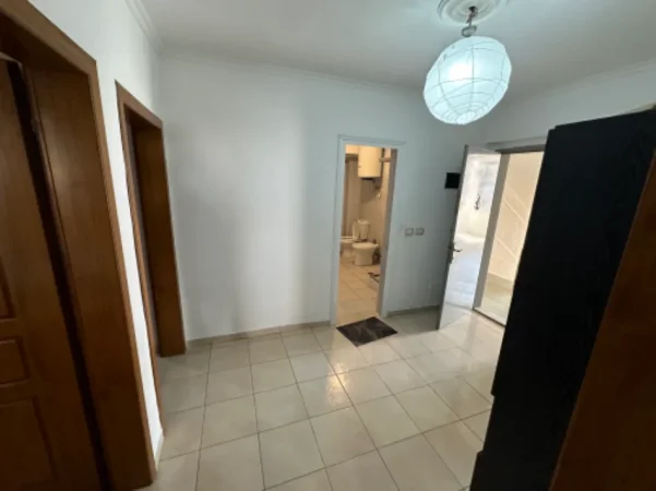 Tirane, jepet me qera apartament Kati 3, 90 m² 400 € (Kinostudio prane Tv Klan)