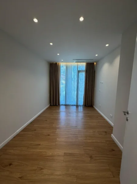 Tirane, jepet me qera zyre Kati 3, 160 m² 1.600 € (Lake View Residence)